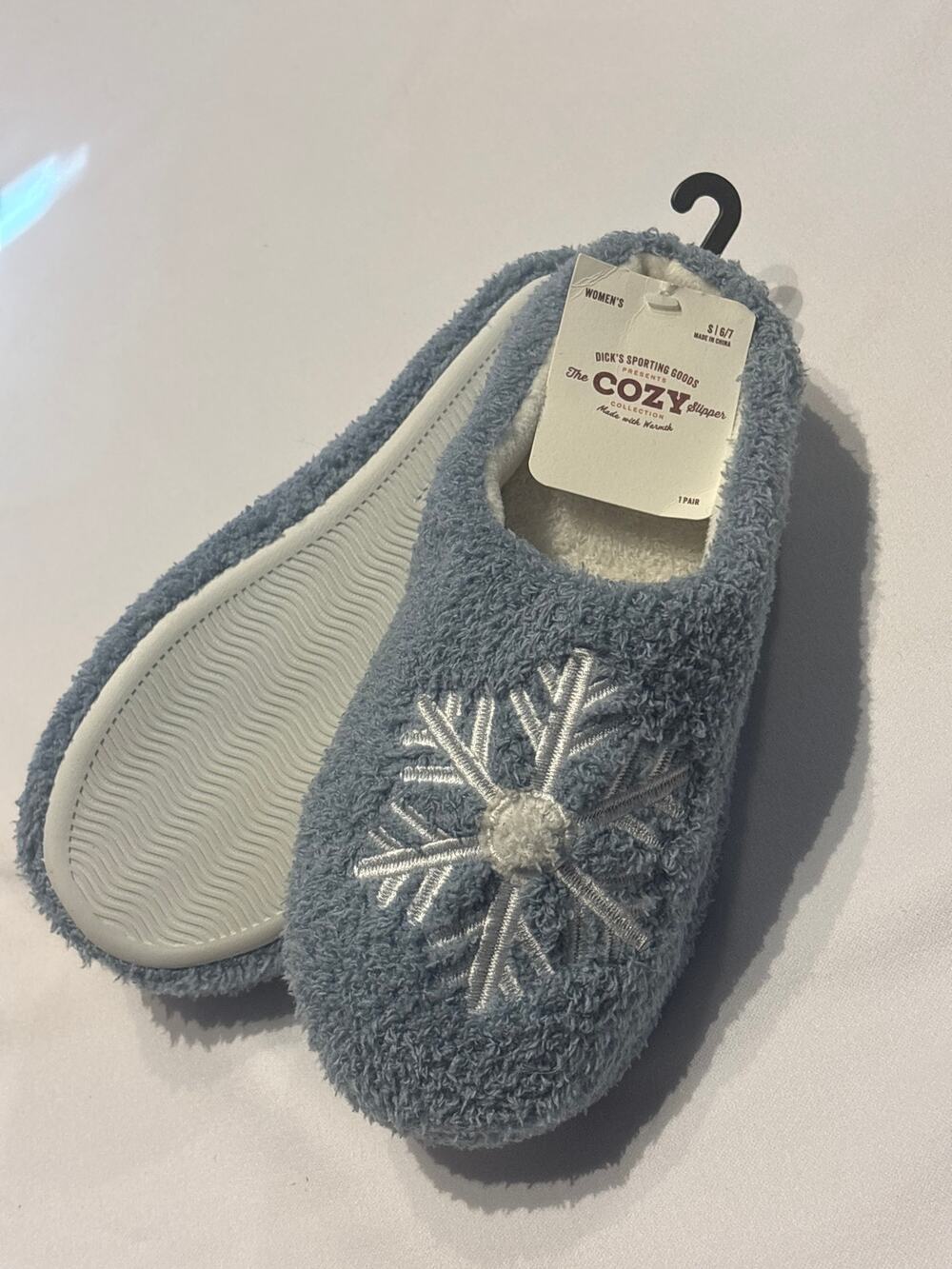 DICK'S Sporting Goods NWT Blue Snowflake Cozy Slippers Size 6/7